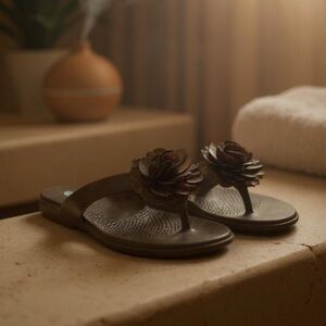 Oka B Lucy Seashell Flower Flip Flop Sandals, size Small 5-6, brown